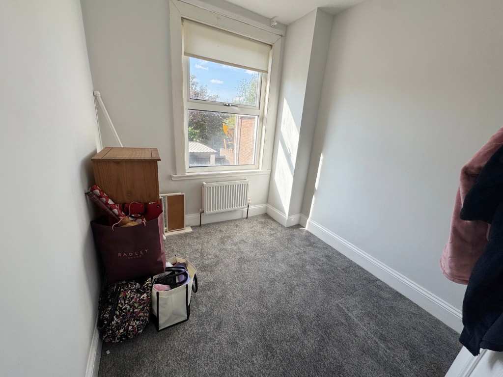 Lot: 118 - THREE-BEDROOM SEMI-DETACHED HOUSE WITH PARKING - Bedroom 3
